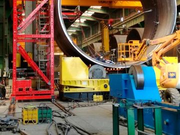 Andamios rojos con maquinaría en industria