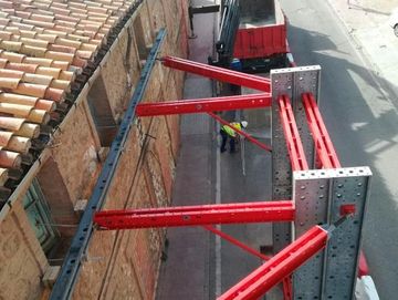 Estructura de estabilizador de fachada con andamio rojo